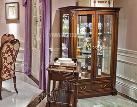 Витрина Крофорд для предметов декора (Классика, массив дерева) каталог с ценами